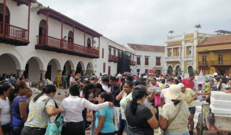 800 guardas en riesgo de perder sus empleos en las Instituciones Educativas de Cartagena debido a la falta de respaldo político.