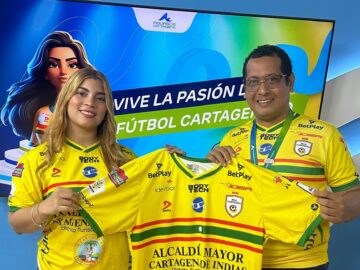 Acuacar premia a 200 usuarios con camisetas del Real Cartagena