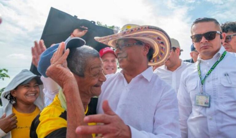 El Presidente Gustavo Petro otorga tierras a campesinos en la región de Montes de María