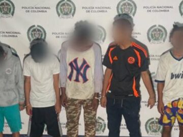 Ocho miembros de Los Comisionistas arrestados en una redada en