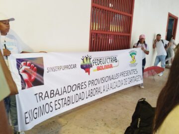 Protesta de trabajadores en provisionalidad frente a la alcaldia exigiendo