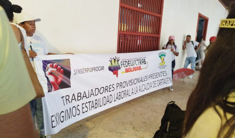 Protesta de trabajadores en provisionalidad frente a la alcaldía exigiendo respuestas del alcalde Dumek Turbay