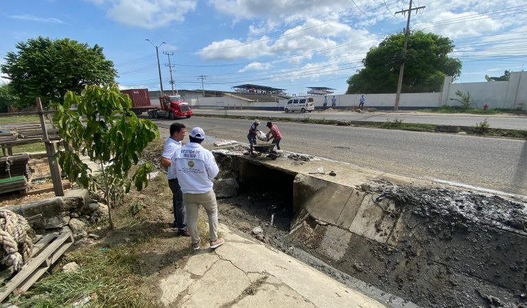 OAGRD interviene inundación en la vía a Mamonal, sector Albornoz