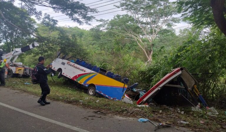 Cinco heridos al accidentarse bus de Arjona a Cartagena