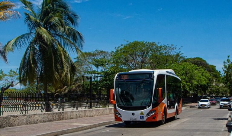 Nuevo ataque vandálico contra bus de Transcaribe en el Centro Histórico