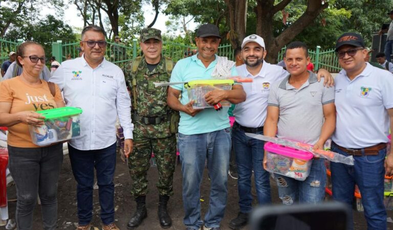 La Gobernación y el Ejército entregan 600 mercados, servicios de salud y kits escolares en Morales