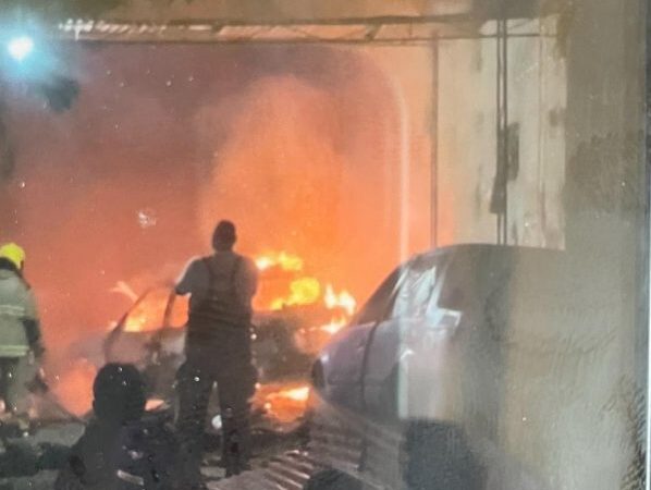 Incendio destruyó tres vehículos en taller automotriz en La Victoria