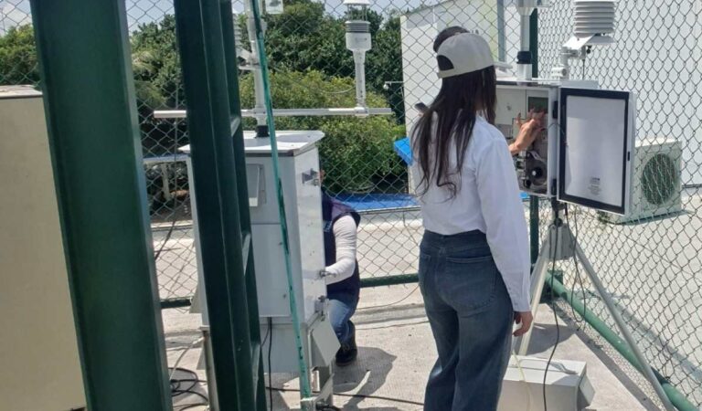 Con equipos modernos, las autoridades llevan a cabo control de la calidad del aire en Cartagena.