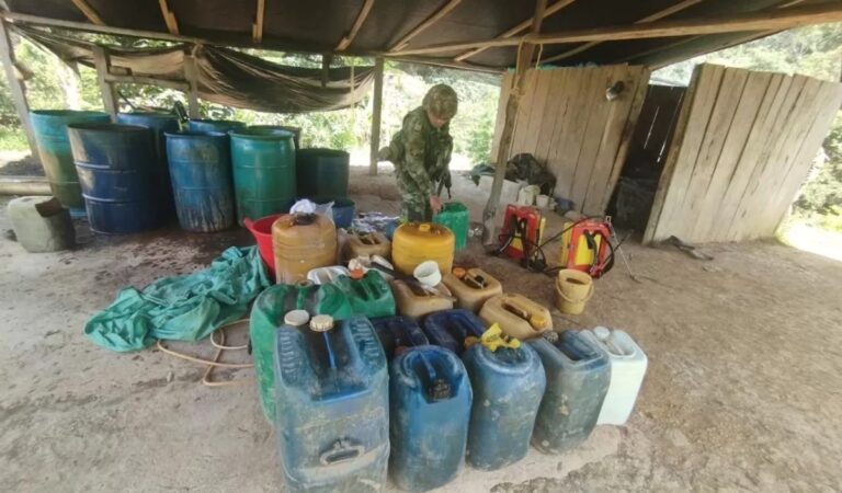 En zona rural de Santa Rosa en el sur de Bolívar, laboratorios para el procesamiento de cocaína son destruidos.