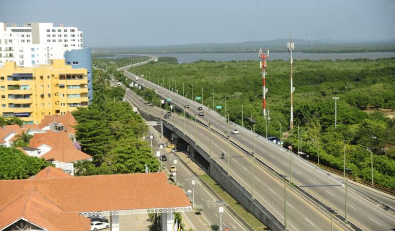 Ministra de Transporte defiende cobros en la vía Cartagena-Barranquilla: “El 40% no pagará”