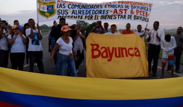 Los habitantes de Bayunca se manifiestan en contra del Consejo Comunitario y exigen mejoras en su sistema de alcantarillado.