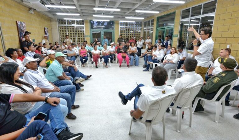 Alcalde Dumek Turbay escucha a líderes comunales de Barrios Unidos en encuentro comunitario