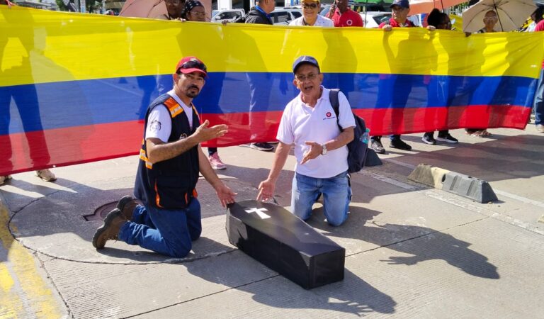 Afiliados a la Nueva EPS protestan por mal servicio en Cartagena llevando ataúdes.