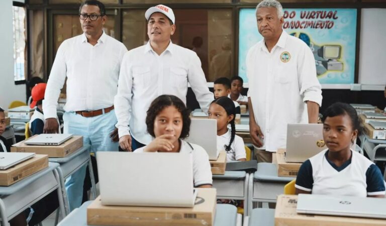 Alianza con sector privado permite acceso gratuito a internet en 26 escuelas públicas de Cartagena.