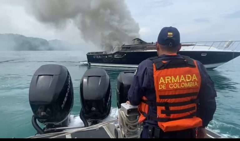 Investigan incendio de embarcación en sector de Islas del Rosario.