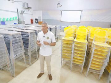 Nuevo mobiliario es recibido por los estudiantes de la Institucion