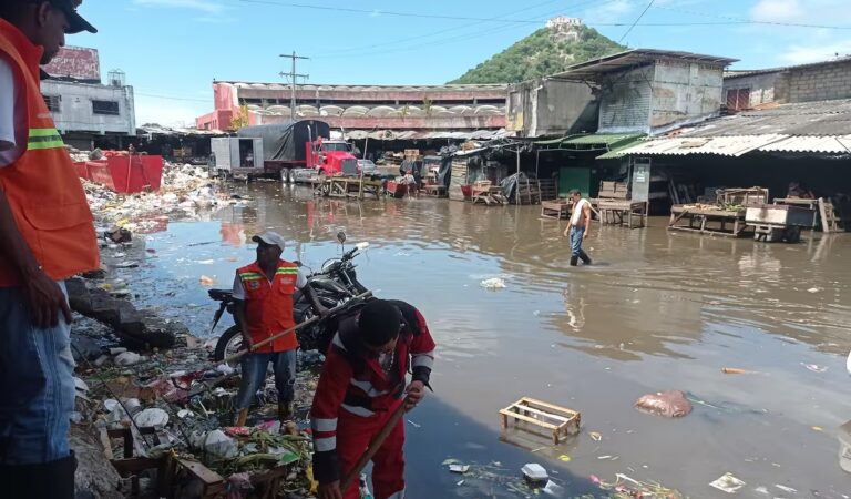 Inundaciones en el Mercado de Bazurto tras fuertes lluvias: Comerciantes en alerta