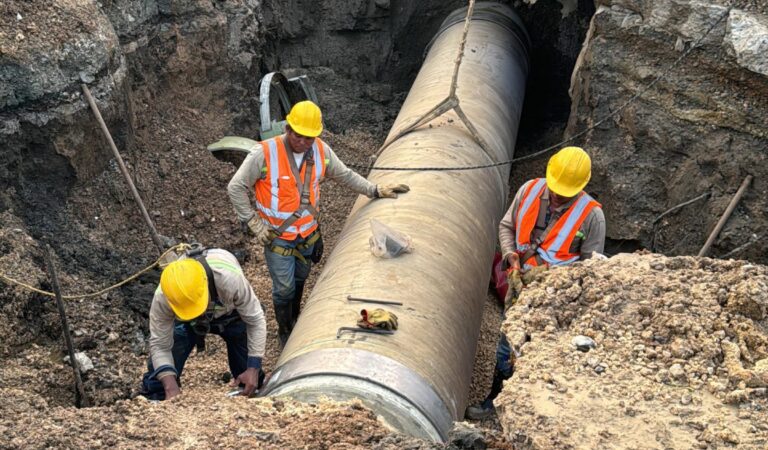 El servicio comienza a restablecerse en el 60% de Cartagena antes de la media noche tras la reparación del tubo.