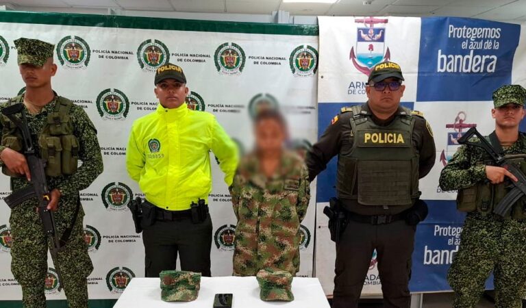 Mujer vestida con uniforme militar y armada con rifles de juguete es arrestada por extorsión.