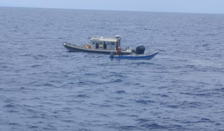 Armada de Colombia captura a cinco panameños transportando 142 kg de cocaína en el Caribe