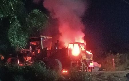 Informan que individuos armados prendieron fuego a maquinaria empleada en