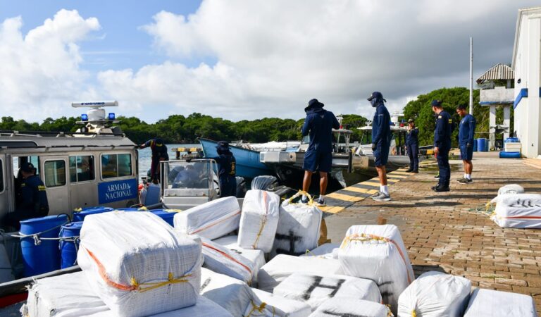 La Armada de Colombia incauta 2.3 toneladas de cocaína en San Andrés Islas.