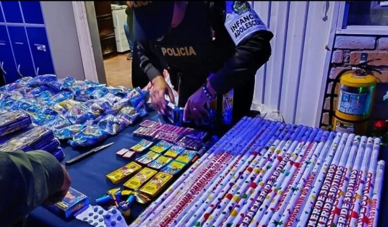 La policía confisca 8 kilos de pólvora y detiene a 5 personas