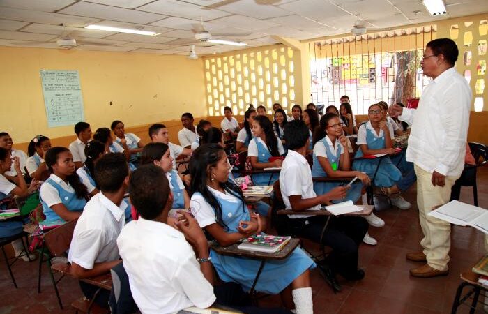 El año escolar en instituciones educativas oficiales de Cartagena inicia con todas las garantías.