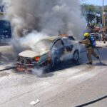 Investigan causas de incendio en un vehiculo cerca del Castillo