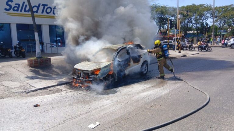 Investigan causas de incendio en un vehiculo cerca del Castillo