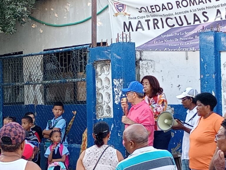 Padres de familias de la IE Soledad Roman de Nunez
