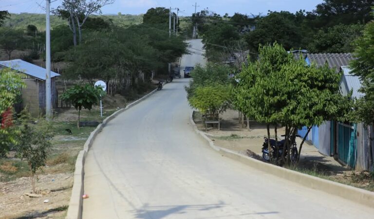 Reconstruyen vía en área rural de Zambrano-Bolívar con financiamiento del Fondo Colombia en Paz.