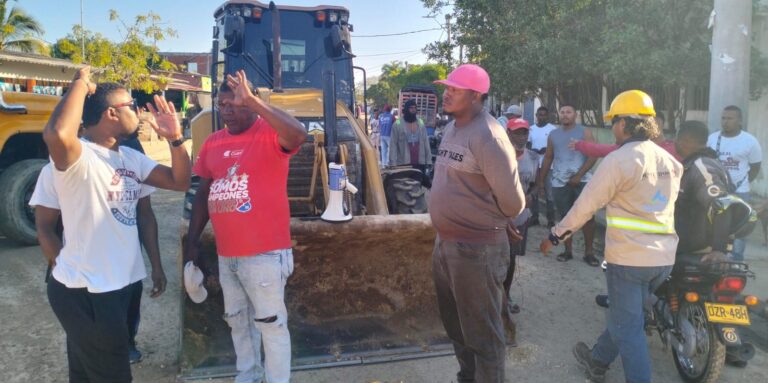 Vecinos de Tierra Baja exigen atencion tras ruptura del alcantarillado