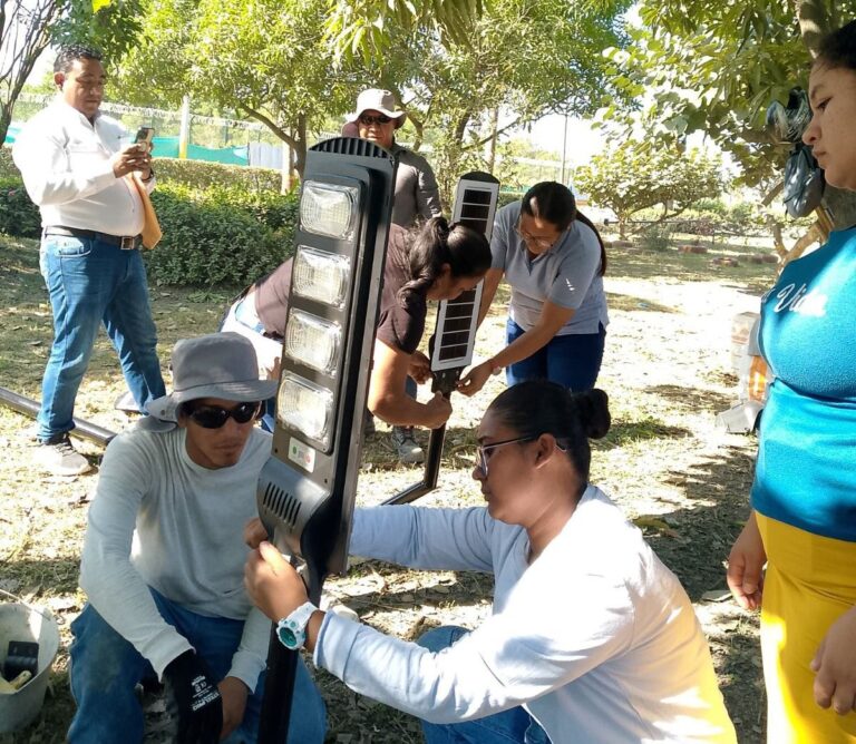 Capacitacion de 45 mujeres en transicion energetica por parte de