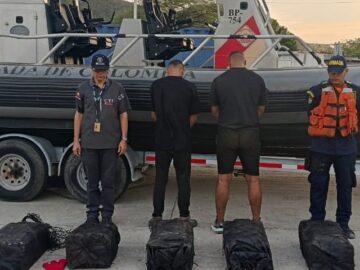 Dos colombianos encontrados con tulas de cocaina en un barco