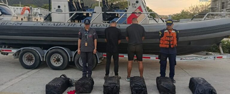 Dos colombianos encontrados con tulas de cocaina en un barco