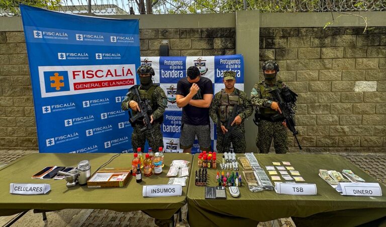 En operativos de la Armada y Fiscalia en el barrio. ARMADA DE COLOMBIA Y FISCALIA GENERAL DE LA NACION CAPTURAN PRESUNTO EXPENDEDOR DE DROGAS