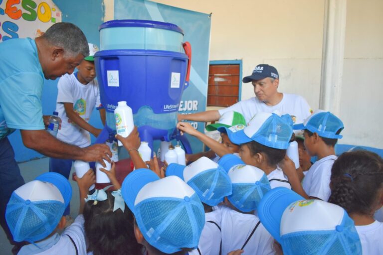 Filtros purificadores son entregados a colegios en zona rural de