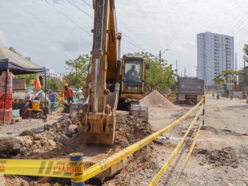 La obra de desvio de tuberias de acueducto en el
