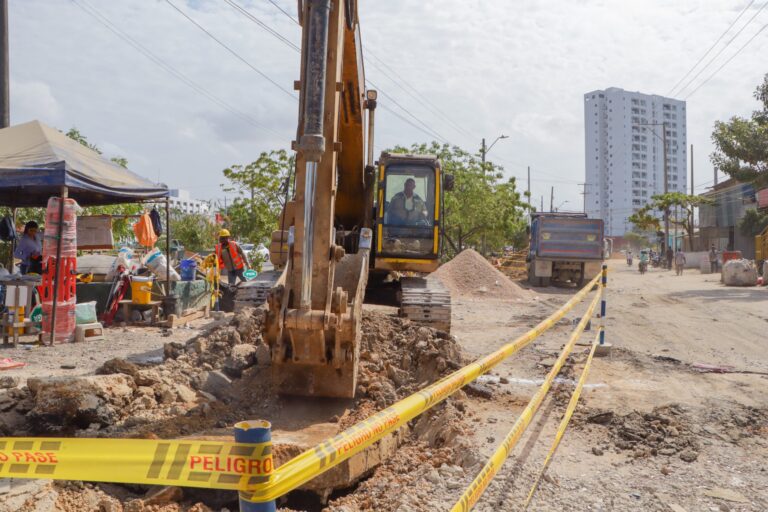La obra de desvio de tuberias de acueducto en el