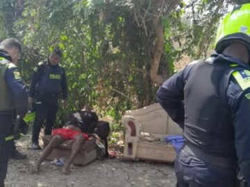 Un hombre almorzo se fue a dormir la siesta y