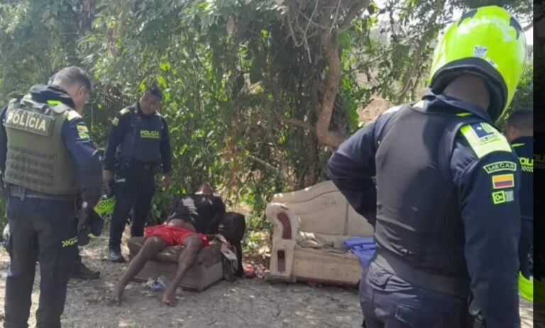 Un hombre almorzo se fue a dormir la siesta y