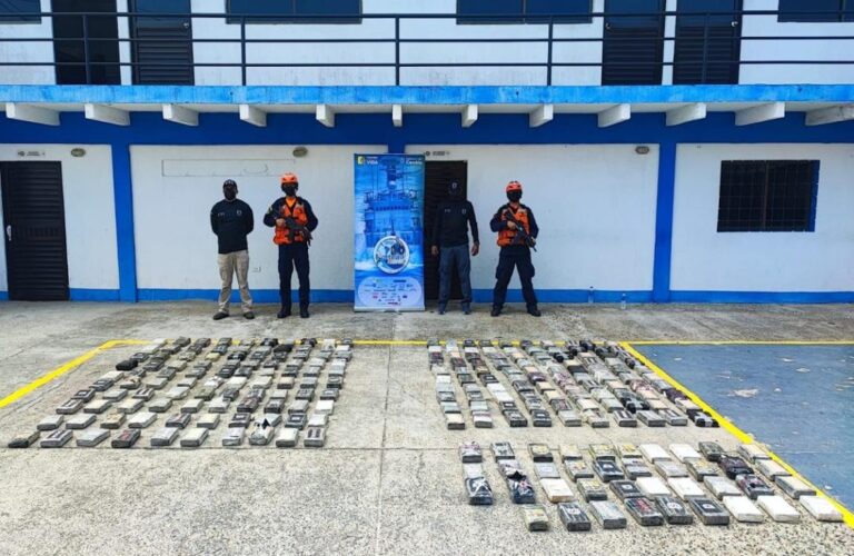 Armada incauta mas de 230 kilogramos de cocaina oculta en
