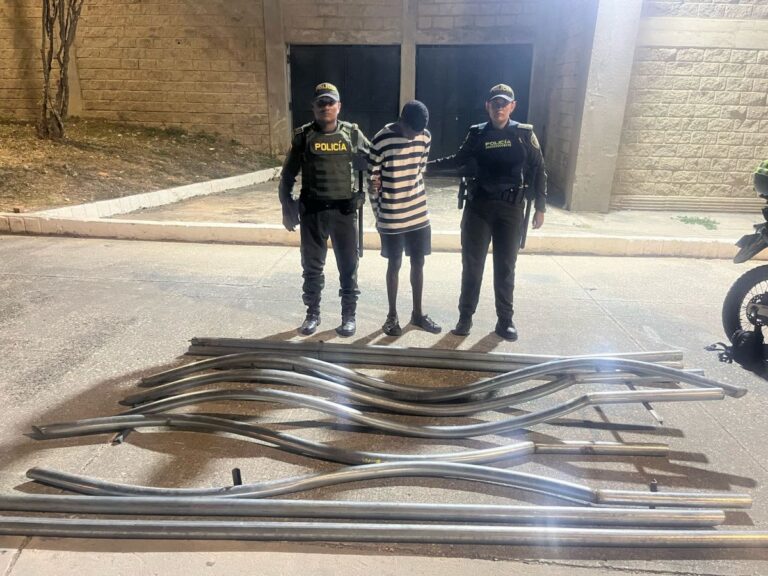 Atrapado robando tubos del cercado en la Villa Olimpica