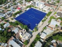 El Gobernador Arana entrega una cancha deportiva renovada en El