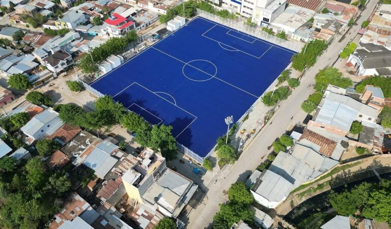 El Gobernador Arana entrega una cancha deportiva renovada en El Carmen de Bolívar.