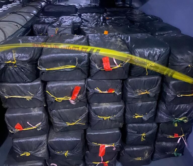 Se decomisan cuatro toneladas de cocaina cerca de Cartagena. ARMADA DE COLOMBIA INCAUTO CUATRO TONELADAS DE COCAINA CERCA A CARTAGENA 2 e1741649978649