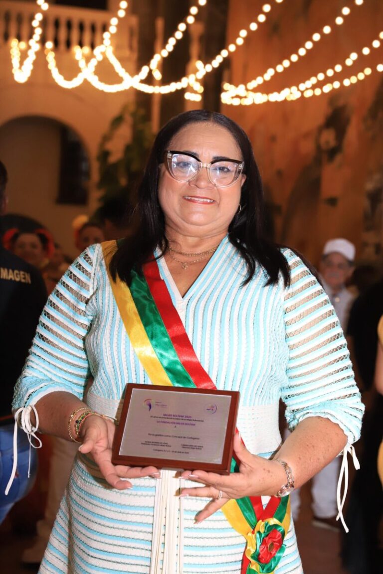 Concejal Luz Marina Paria recibe el galardon Mujer Bolivar 2025