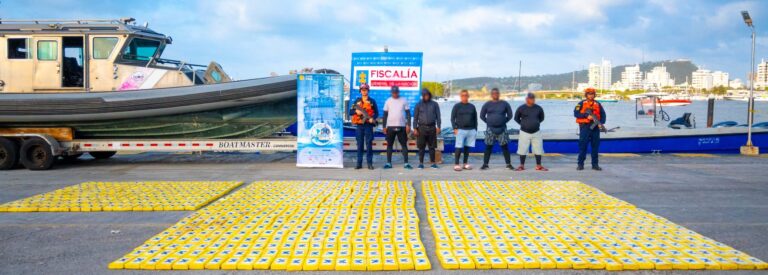 Descubren una tonelada de clorhidrato de cocaina en nuevo golpe. NUEVO GOLPE AL NARCOTRAFICO ARMADA DE COLOMBIA INCAUTO UNA TONELADA DE CLORHIDRATO DE COC