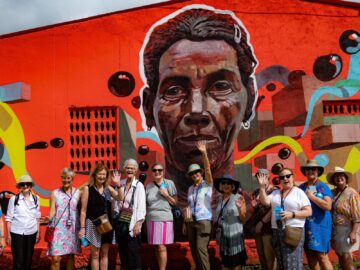 Intrigados en Palenque Los primeros visitantes que exploran en crucero